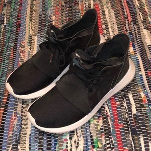 Black adidas tennis shoes